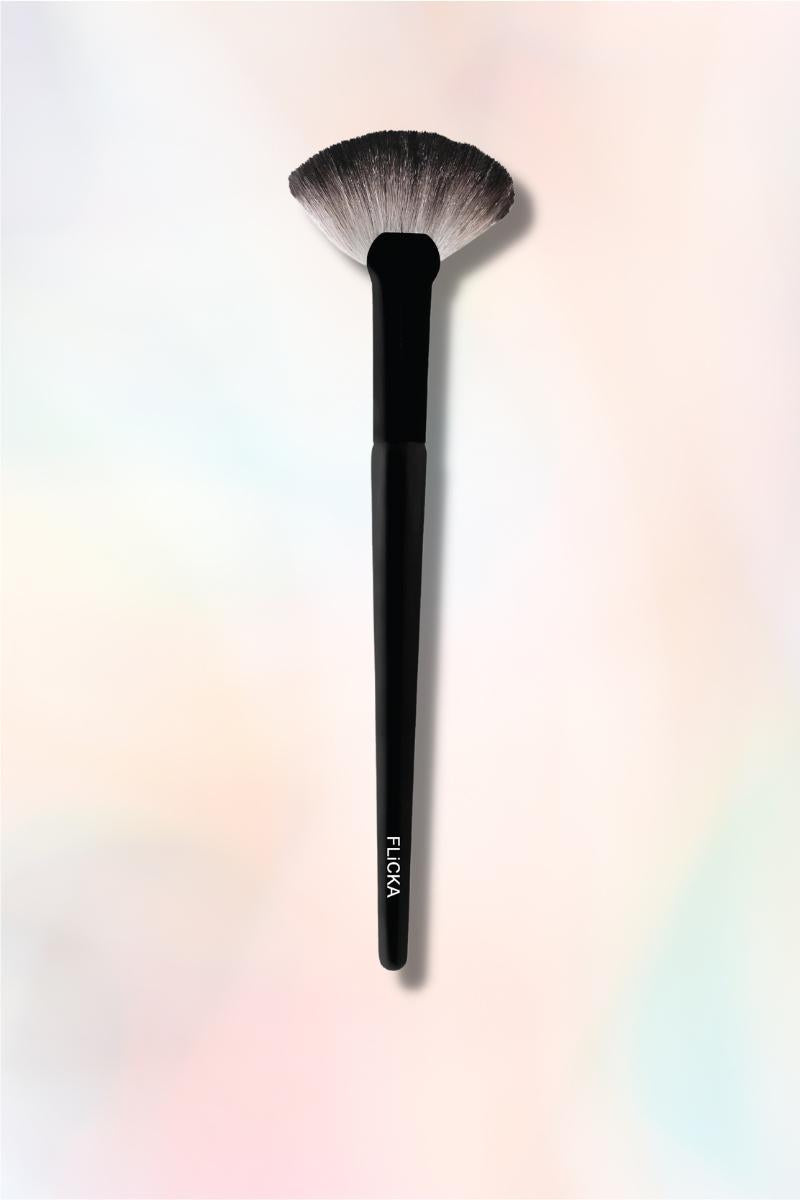 Flicka Cosmetics 03 Fan Brush
